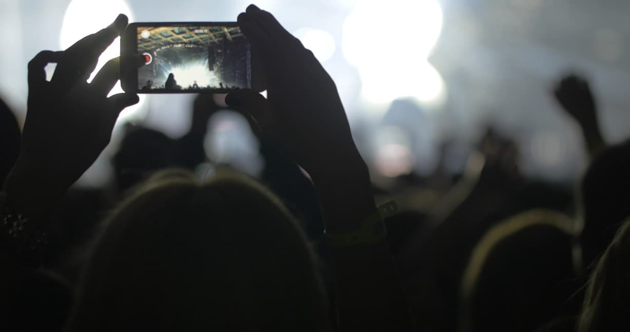 Mobile-phone-live-event