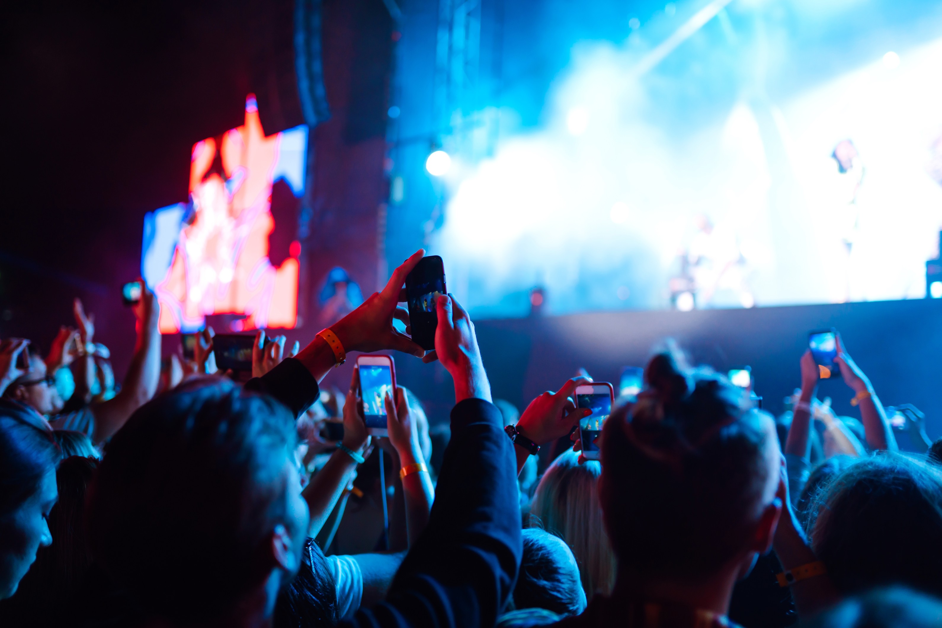 Live-event-crowd-dark