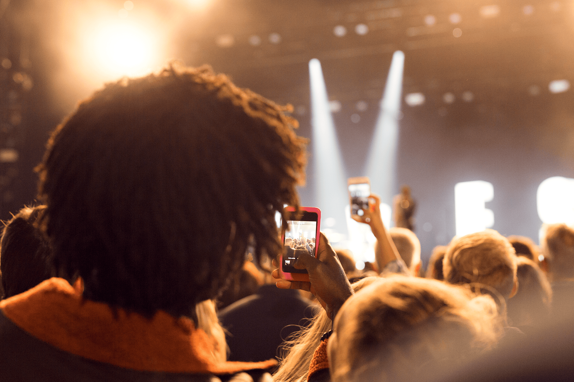 mobile-concert-fans-festivals