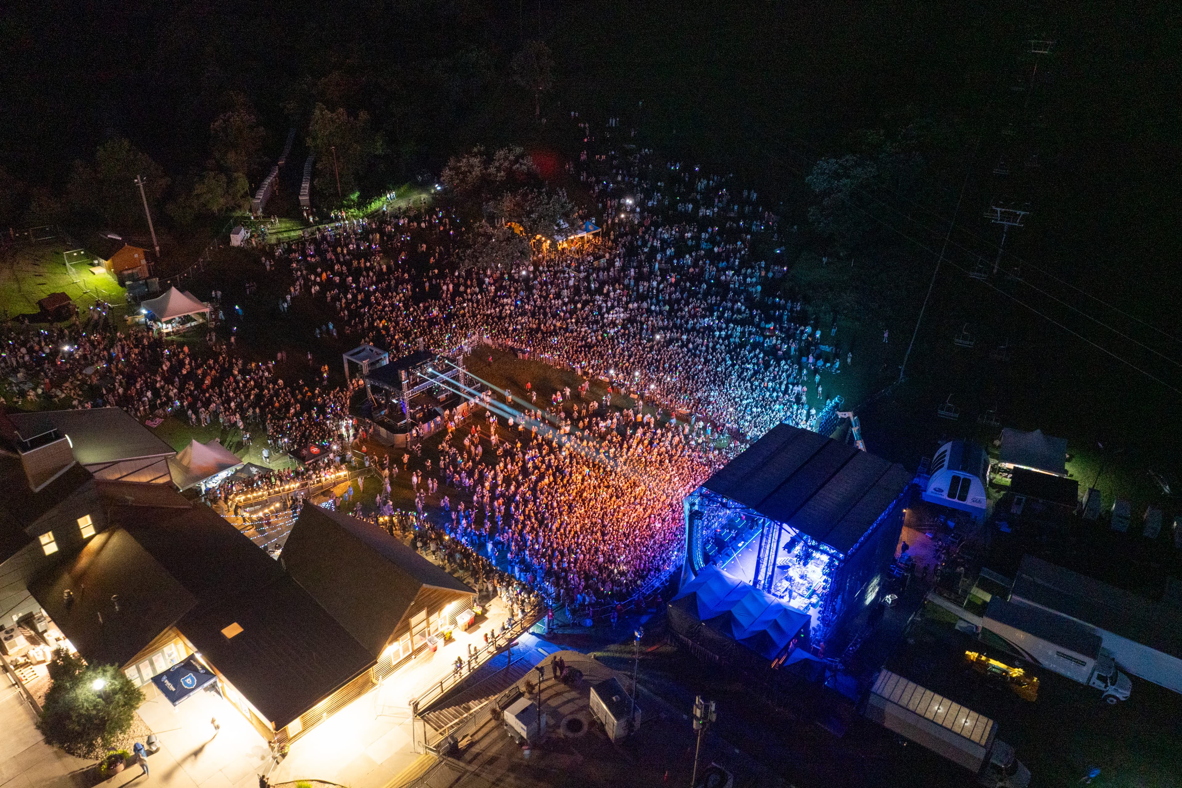 Live-Enterteinment-Concert-Fans-Night