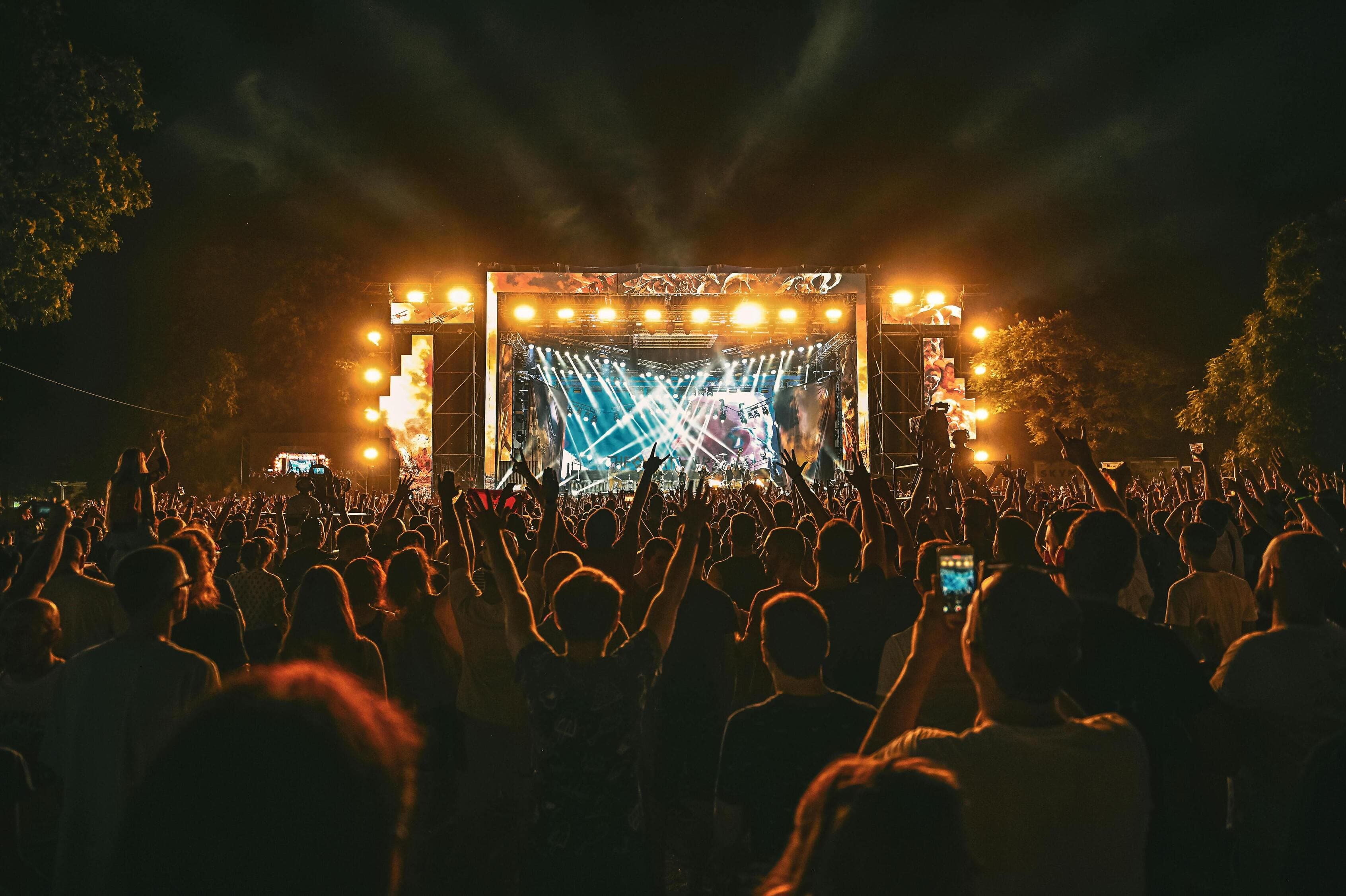 Live-event-crowd-hands-raised