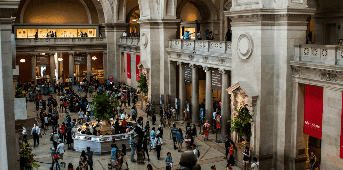 crowd-in-museum-hall