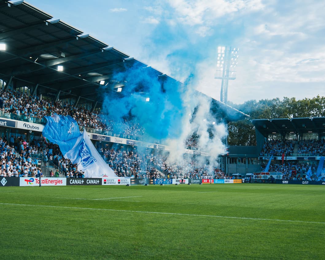 AB-Rugby-celebrate-blue-smoke