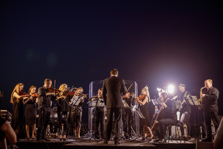 Orchestra-plays-at-night