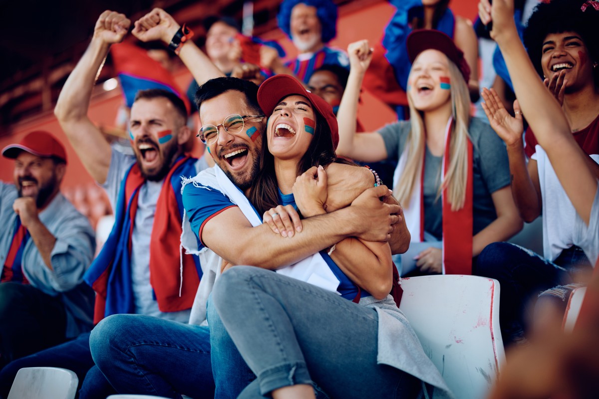 Sports-fans-hugging