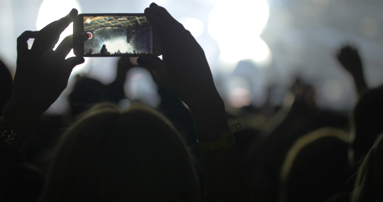 Mobile-phone-live-event