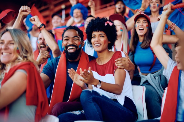 Couple-cheering-sports-event